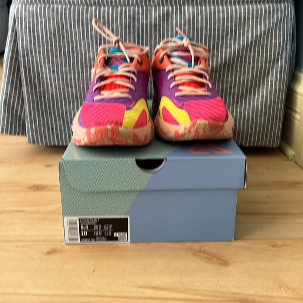 Lightly worn men 8.5/women’s 10 zoom freak 4s with box